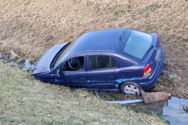 Szalagkorlátnak ütközött egy Opel az M86-os autóúton, Nemesbődnél